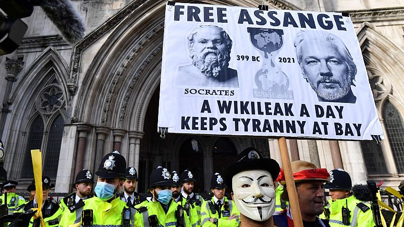 Un tribunal de Reino Unido estudia el recurso de EE.UU. para extraditar a Julian Assange por WikiLeaks