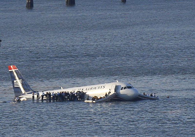 El piloto realizó una arriesgada maniobra y se aseguró de ser el último en abandonar el avión