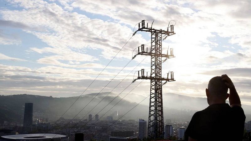 El precio de la luz se relaja este sábado y marca 124,53 euros/MWh