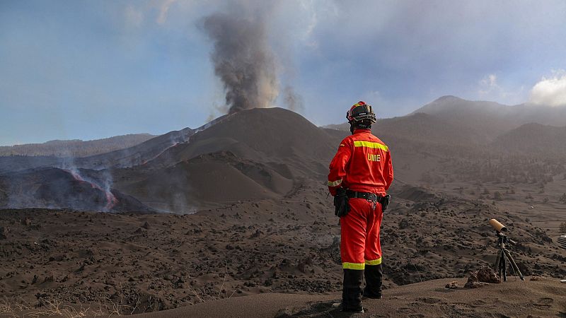 El volcán de La Palma se estabiliza pero mantiene su fuerza tras 40 días de erupción
