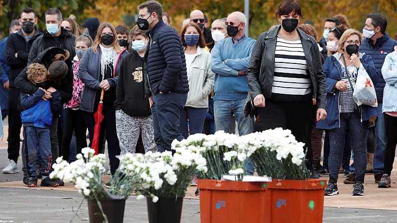 Miles de vecinos se concentran en Lardero para recordar al pequeño asesinado y en apoyo a la familia: "No estáis solos"
