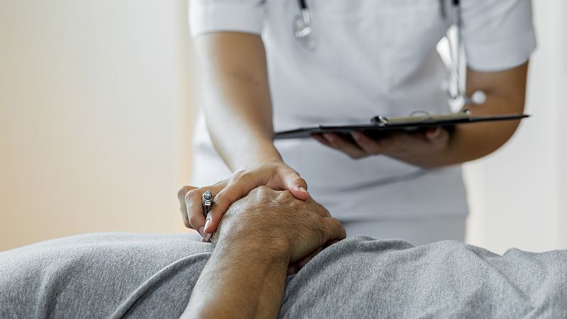 La eutanasia en España, cuatro meses después: "trabas" en algunas comunidades y opacidad en todas