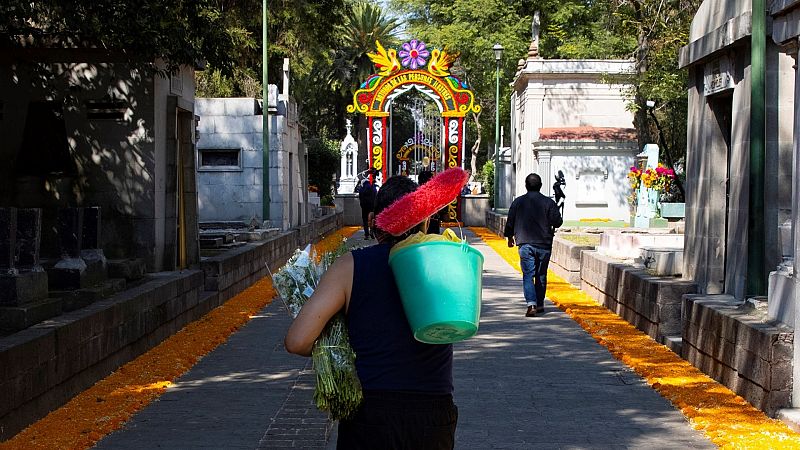 México llena los cementerios de colores en el Día de Muertos: "La pandemia no ha apagado nuestro entusiasmo"
