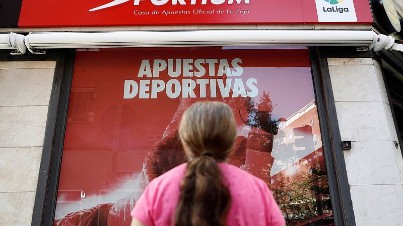 Bajo rendimiento escolar y adicción: los riesgos de las casas de apuestas junto a colegios en barrios humildes