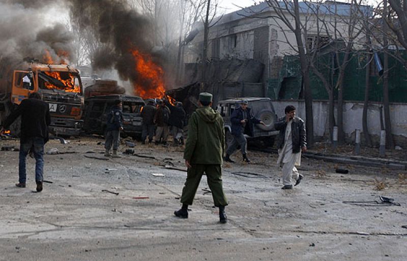 Estalla un camión bomba conducido por un suicida frente a la embajada de Alemania en Kabul