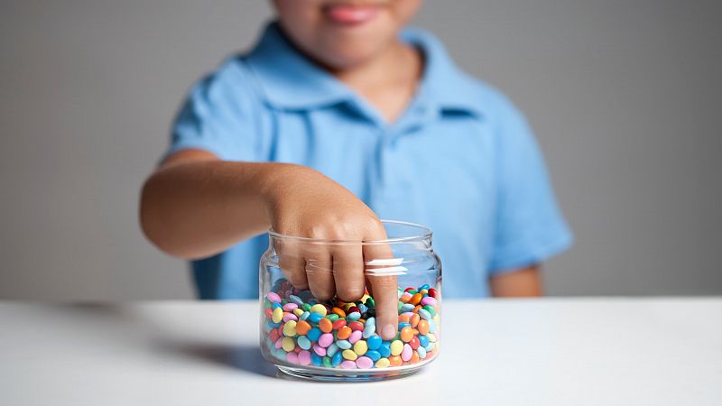 Cómo educar a los niños en una buena alimentación sin prohibir: "Puede aumentar el deseo"