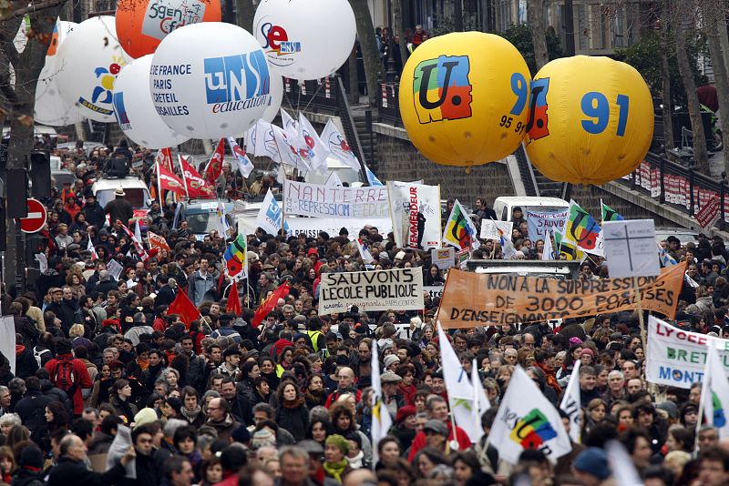 Decenas de miles de personas marchan en Francia en defensa de la educación pública