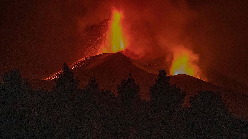 Vídeo, Cascos especiales y medidores de explosividad para estudiar los  gases del volcán de La Palma, Vídeos