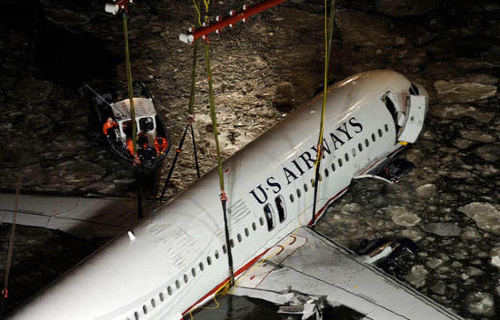 Rescatan el avión siniestrado en el Hudson | Ver