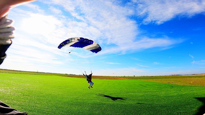 Paracaidismo: la adrenalina de volar