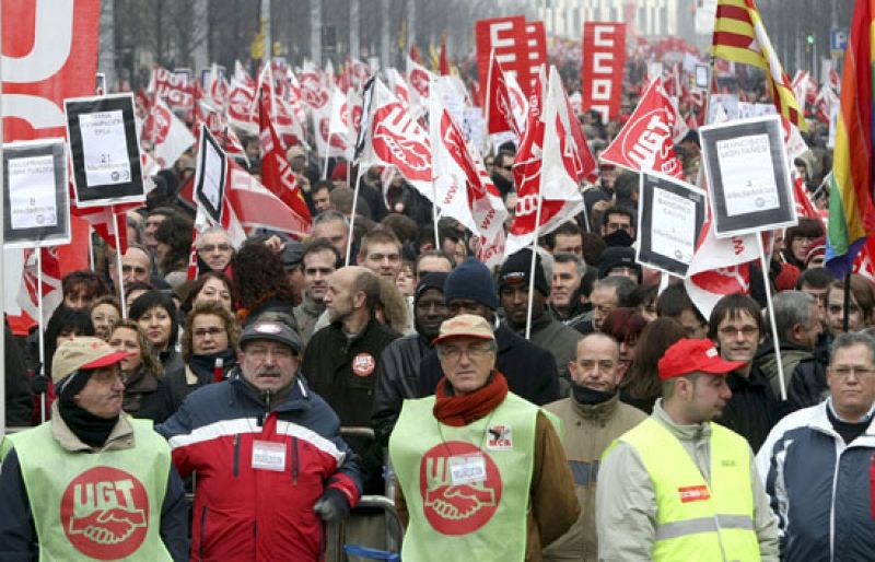 Miles de personas se manifiestan en Zaragoza en contra de la crisis económica