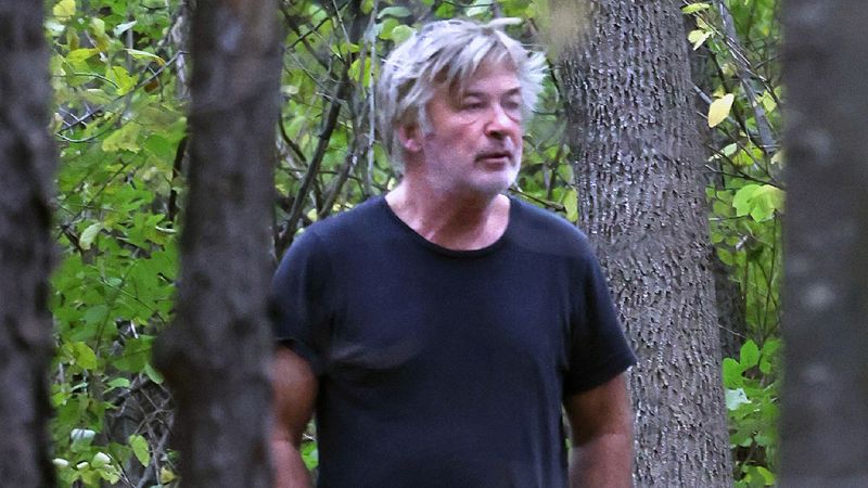 Alec Baldwin: Sus fotos caminando solo por el bosque con un aspecto preocupante