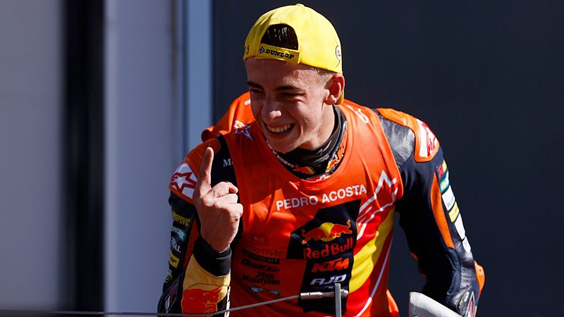 Pedro Acosta, campeón del mundo de Moto3, el español más joven en lograrlo