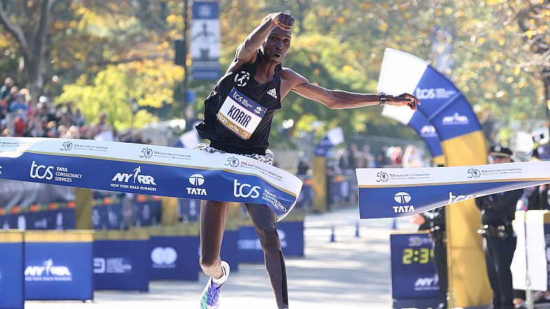 Los kenianos Korir y Jepchirchir triunfan en el esperado regreso del maratón de Nueva York