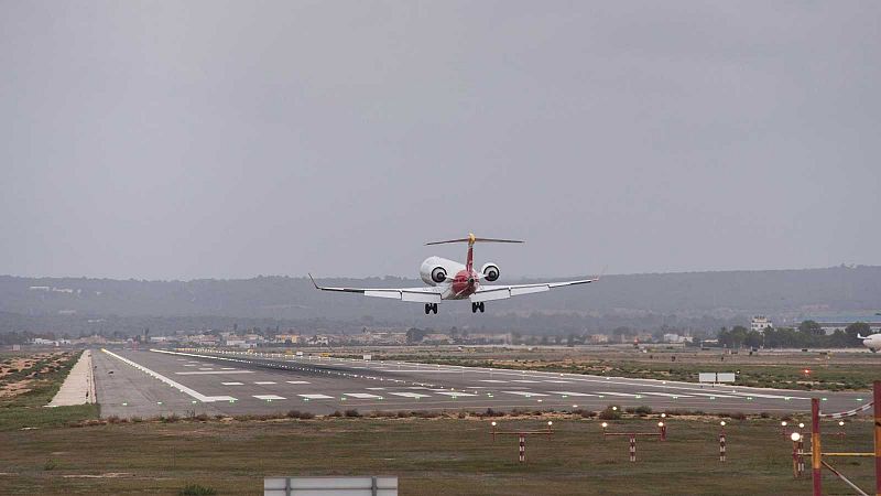 La Policía atribuye sedición, entrada ilegal y desorden a los huidos del avión de Palma de Mallorca