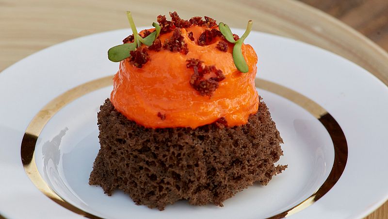 Receta de bizcocho de aceituna negra con espuma de zanahoria