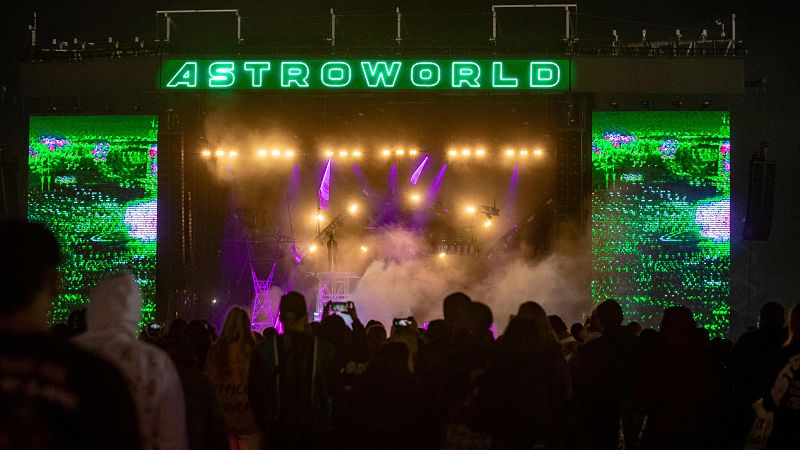 Denuncian a los raperos Travis Scott y Drake por la avalancha en un concierto en el que murieron ocho personas