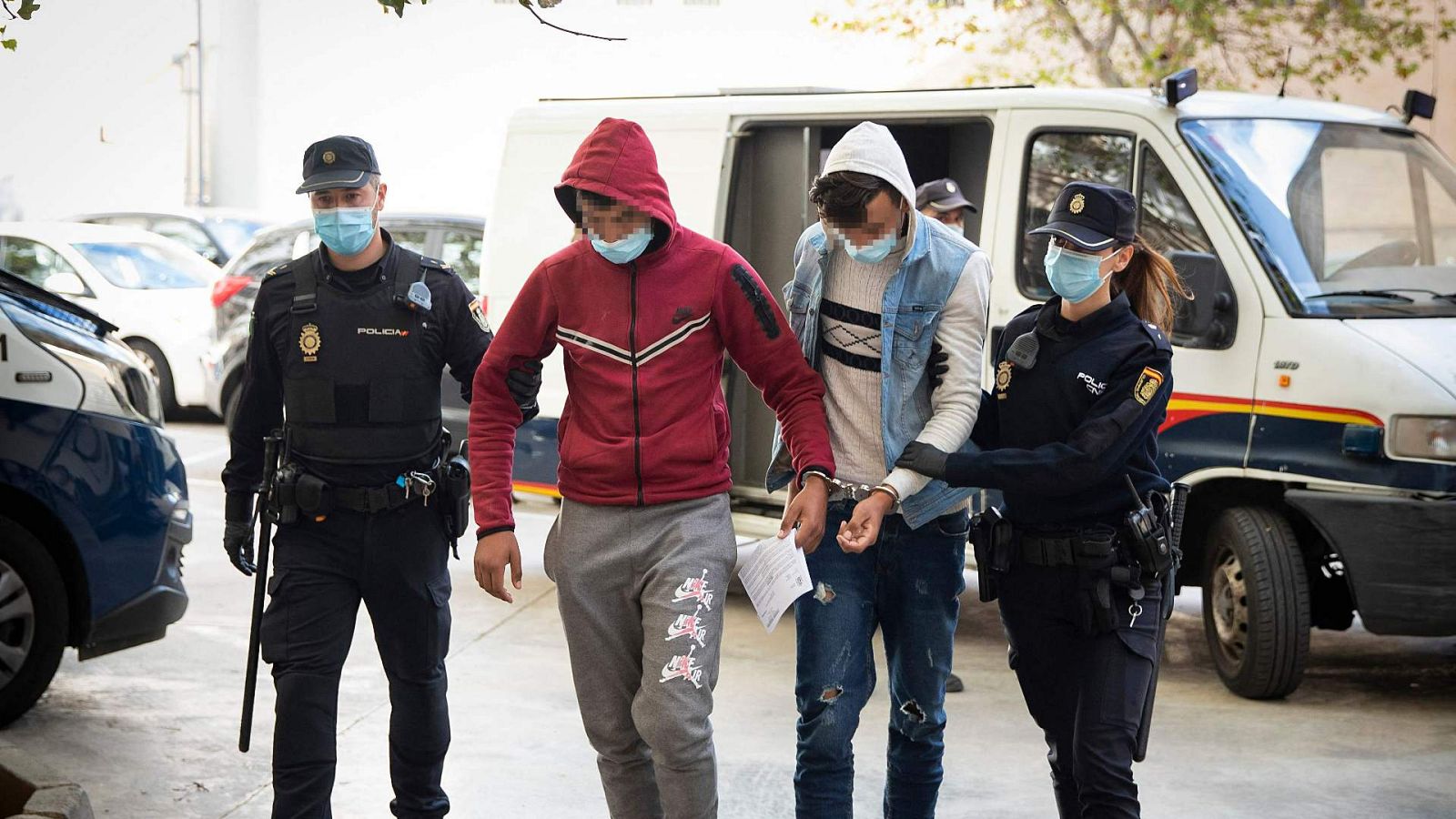 Prisión provisional para los 12 detenidos que huyeron del avión de Palma de Mallorca | Ver