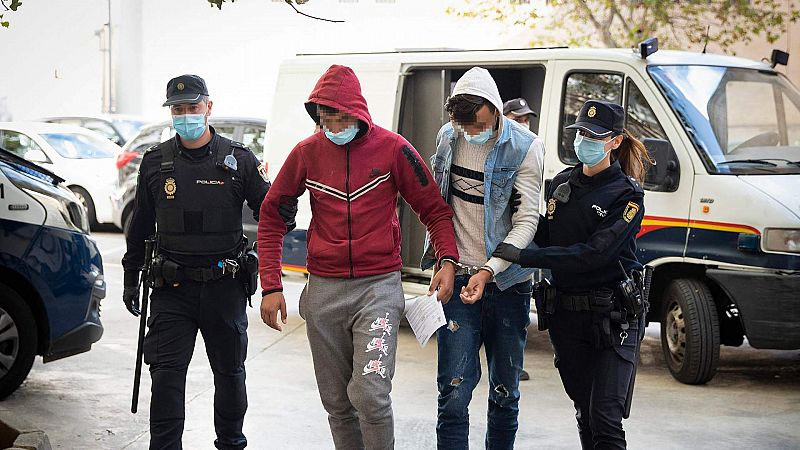 Prisión provisional sin fianza para los 12 detenidos que huyeron del avión de Palma de Mallorca
