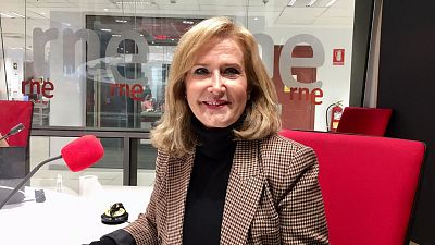 Tarde lo que tarde - Nieves Herrero destapa el joyero real - Escuchar ahora