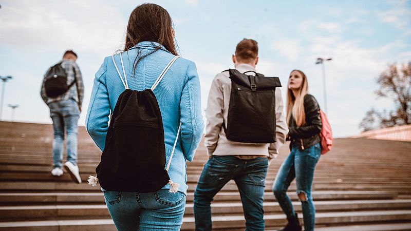 Jóvenes que niegan la violencia de género: una secuela del discurso político, la polarización y los bulos