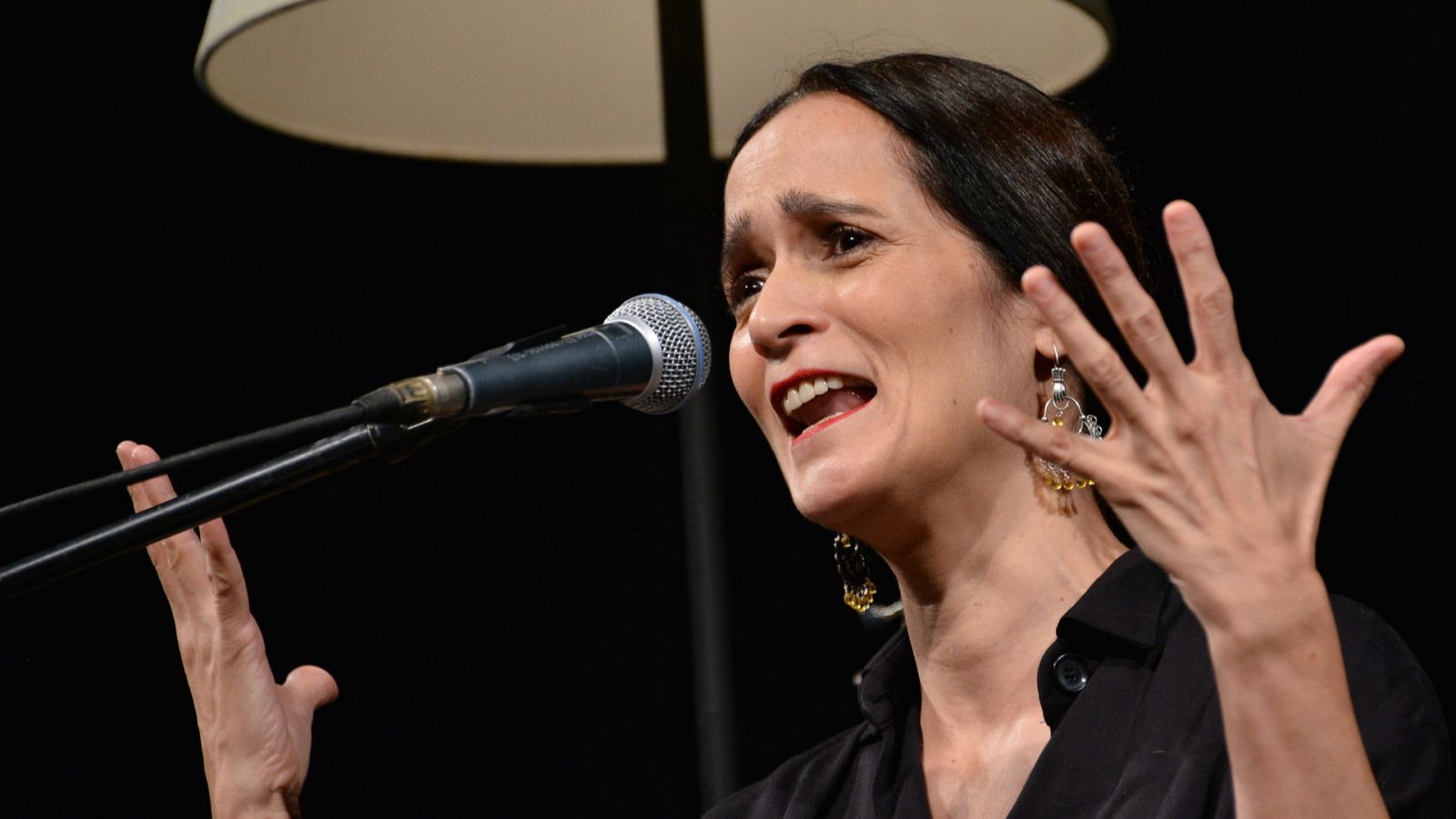 Vídeo de "17:21", lo nuevo de Julieta Venegas y Huntza