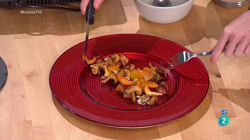 Rovellons saltats amb pinyons, all i julivert amb un toc diferent