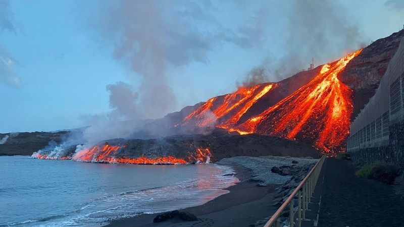 La lava del volcán llega al mar por segunda vez y comienza a formar un delta lávico