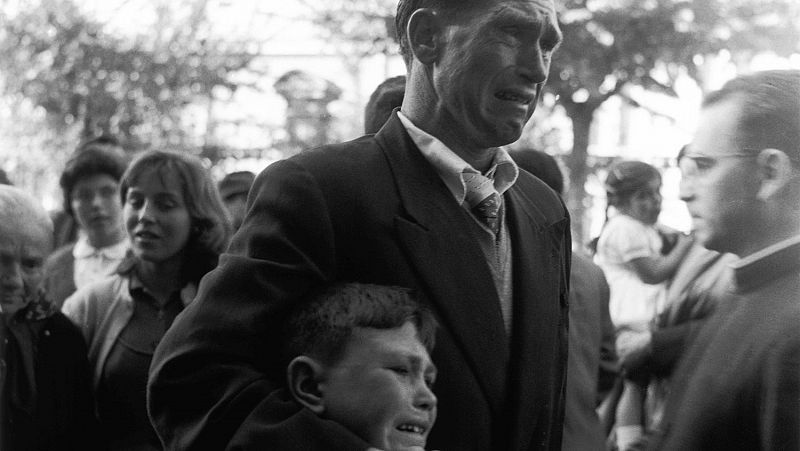 El papa recibe 'El padre y el hijo', la foto que ilustra el drama de la emigración española en los años 50