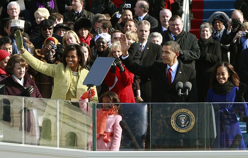 Michelle desafía a la mala suerte con un conjunto amarillo oro y Barack Obama elige abrigo