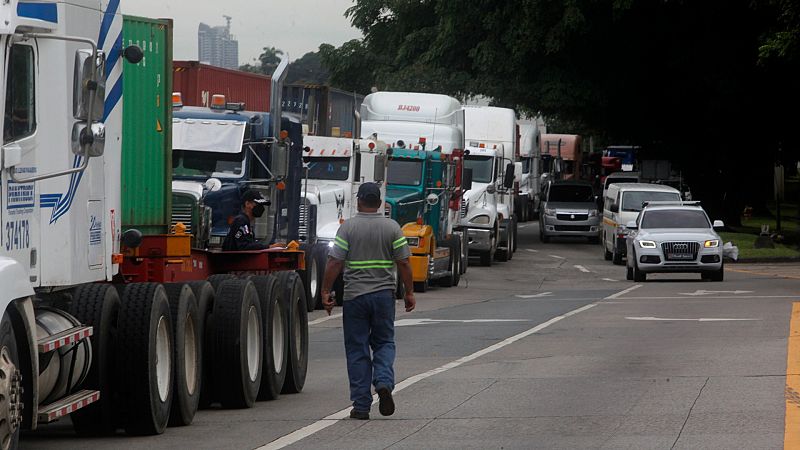Los transportistas convocan tres días de paro antes de la Navidad por el "abandono" del Gobierno
