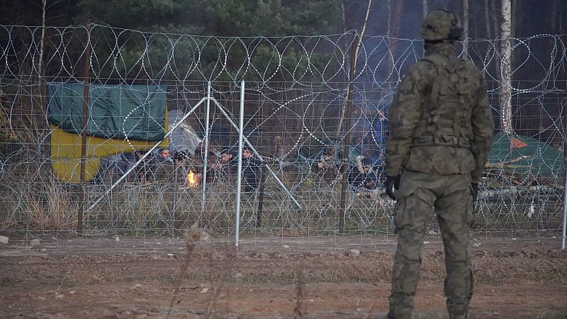 Borrell pide a Bielorrusia proteger a los migrantes en la frontera con Polonia, donde aumenta la tensión