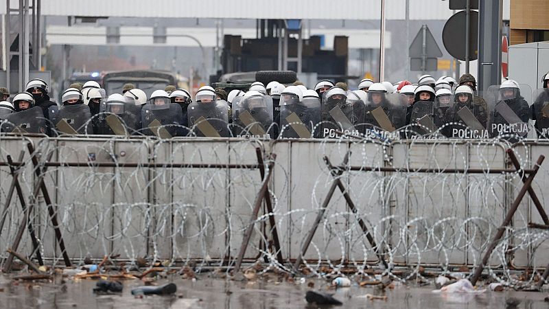 La tensión aumenta en la frontera con Bielorrusia y los guardias polacos usan cañones de agua contra los migrantes