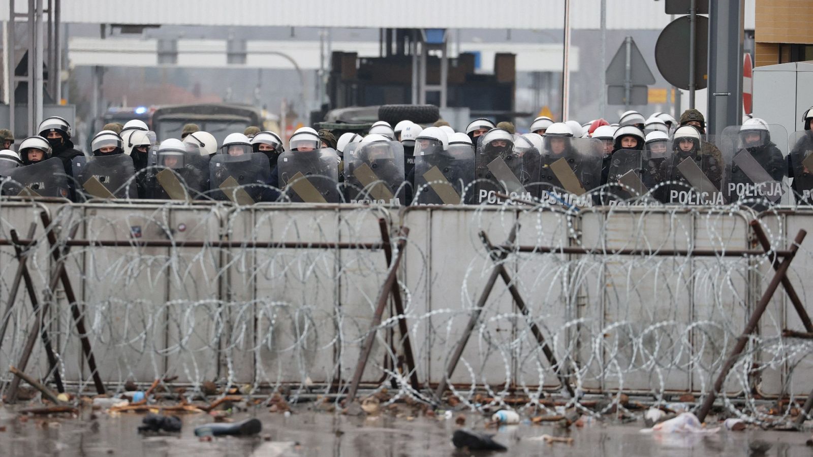 Agentes de la ley polacos aseguran la frontera