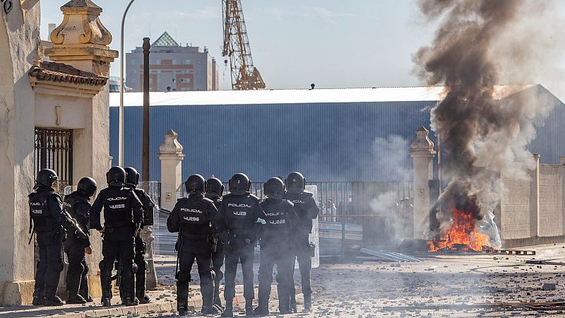 Barricadas y enfrentamientos en la primera jornada de la huelga indefinida de los trabajadores del metal de Cádiz