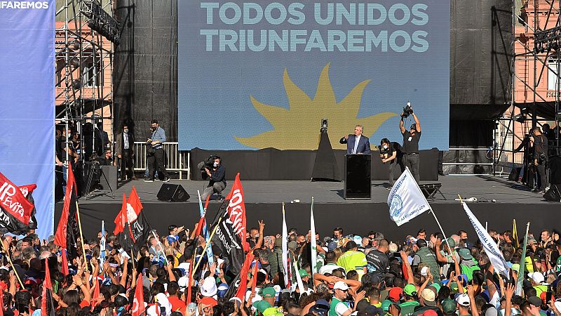 Alberto Fernández se da un baño de masas con la militancia peronista y recoge el guante tras el revés electoral