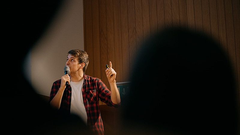 Jorge Pueyo, el creador de un noticiario en aragonés que arrasa en las redes sociales