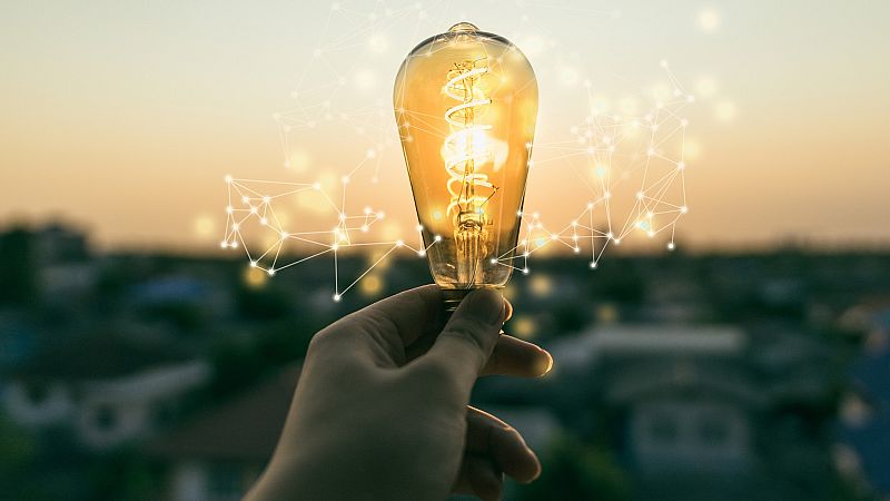 El precio de la luz se toma un leve respiro: bajará este sábado hasta los 218,46 euros/MWh