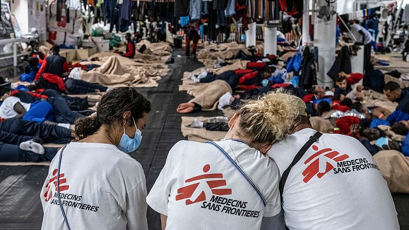 Llega a Sicilia un barco con 186 migrantes y 10 cadáveres a bordo