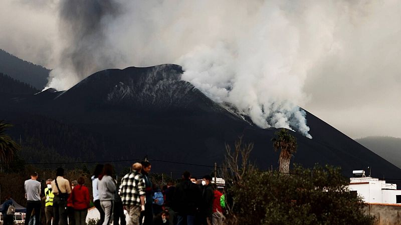 La lava retoma su avance dos meses después del inicio de la erupción del volcán de La Palma