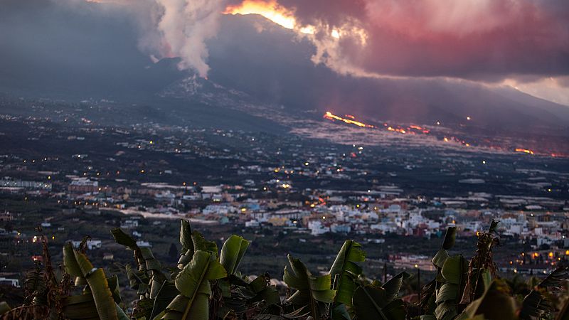La lava del volcán de La Palma avanza ocho hectáreas y continúan los desbordamientos