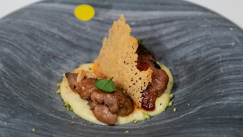 Receta de mollejas de cordero con teja de queso de Juanma Casta�o