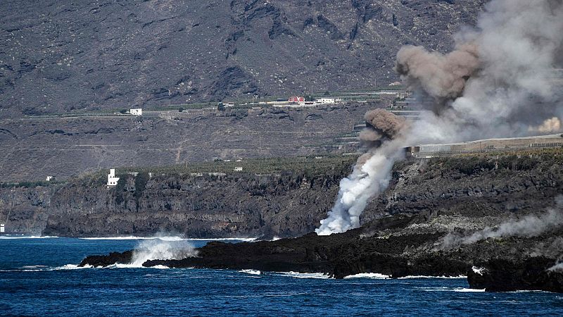 Una cuarta colada de lava llega al mar cerca de Tazacorte y confina a más de 3.000 personas