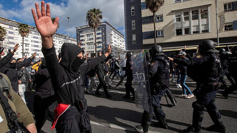 Las cargas policiales eclipsan la multitudinaria manifestación de los trabajadores del metal en Cádiz