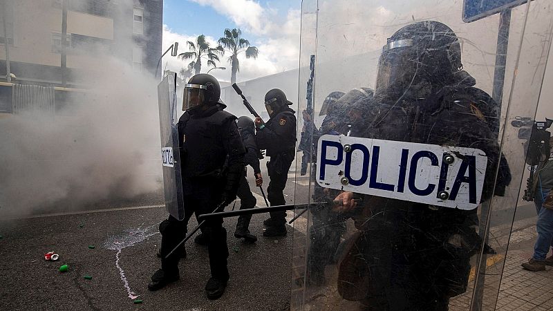 Interior inicia el reparto de porras de acero a la Policía en plena  polémica por la reforma de la 'ley mordaza