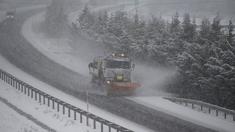 La DGT recomienda evitar los desplazamientos por carretera en el norte peninsular por las nevadas
