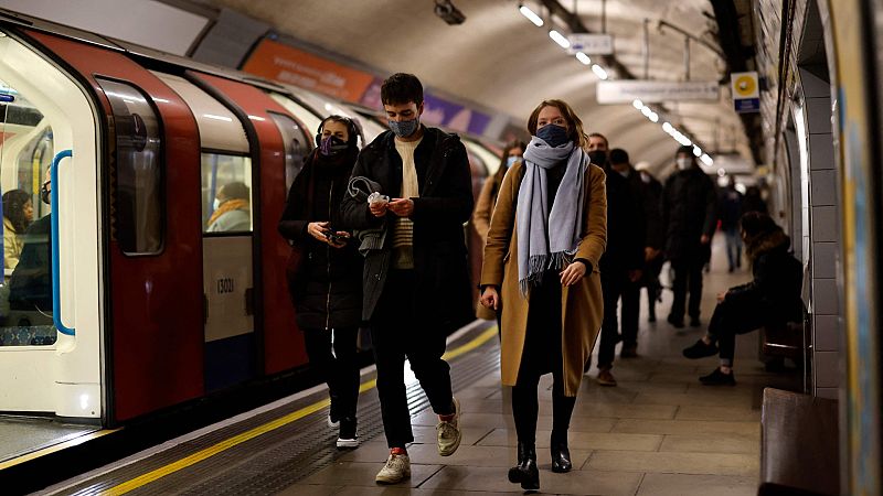 Europa recupera mascarillas, test y confinamientos para frenar la expansión de la variante ómicron