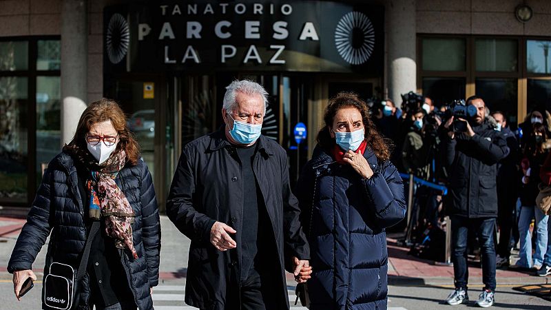 Familiares, amigos y personalidades de la política y la cultura dan su último adiós a Almudena Grandes