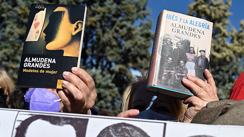 Libros, claveles y banderas republicanas: multitudinaria despedida a Almudena Grandes en Madrid