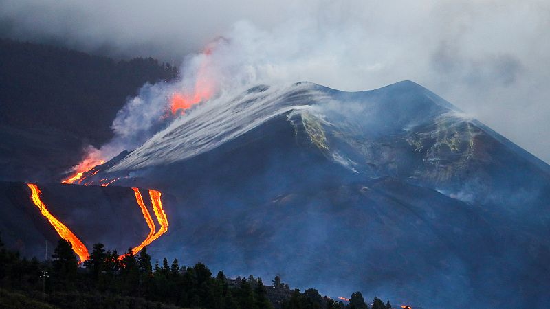La lava amenaza el barrio de La Laguna tras la aparición de un nuevo centro de emisión